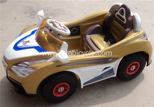 સંગીત સાથે કાર પર સવારી